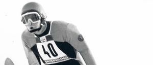 Hans-Georg Aschenbach, 61, war der beste Skispringer der DDR. 1974 wurde er Weltmeister auf der Normal- und der Großschanze, er gewann die Vierschanzentournee und wurde 1976 Olympiasieger in Innsbruck (unser Foto). Als Sportarzt blieb er 1988 bei einer Mannschaftsreise nach Hinterzarten in der Bundesrepublik und machte danach die Dopingpraktiken in der DDR öffentlich. Heute arbeitet er als Mediziner in Freiburg. In seinem Buch „Euer Held. Euer Verräter“ (Mitteldeutscher Verlag) zeichnet er sein Leben nach. Das Gespräch entstand im Rahmen einer Geschichtstagung der Deutschen Gesellschaft in Berlin. 