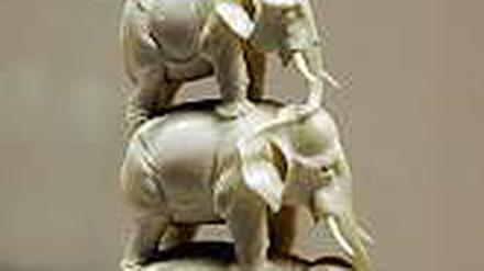 Der letzte Schrei in China: Kunstgegenstände aus Elfenbein. Dieses Exemplar wird allerdings im deutschen Elfenbeinmuseum in Erbach bei Frankfurt am Main in Hessen gezeigt. 