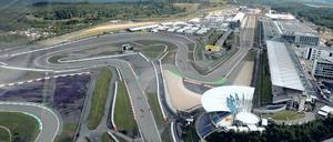 Teure Schrottimmobilie. Der überdimensionierte Freizeitpark (rechts neben der Zielgeraden) trieb den Ring in die Insolvenz. Foto: dapd