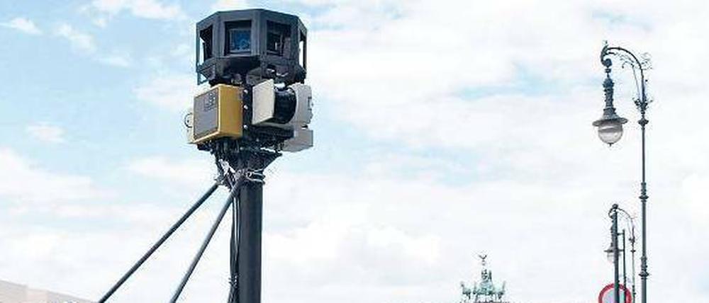 Unter Beobachtung. Der Internetkonzern Google schickte im Sommer 2008 Kamerawagen durch Berlin und nahm für seinen Dienst „Street View“ Panoramafotos von sämtlichen Straßen und Häusern auf. 