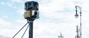 Unter Beobachtung. Der Internetkonzern Google schickte im Sommer 2008 Kamerawagen durch Berlin und nahm für seinen Dienst „Street View“ Panoramafotos von sämtlichen Straßen und Häusern auf. 