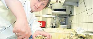 Leichtere Übung. Kevin Fehling beim Öffnen von Austern in seinem Restaurant „La Belle Epoque“ in Travemünde. 