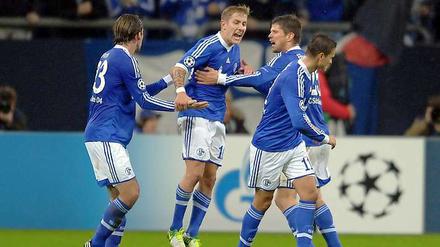 Schalkes Klaas-Jan Huntelaar (2. v. r.) feiert mit Christian Fuchs, Lewis Holtby und Ibrahim Affeley (v. l. n. r.) nach dem 1-2-Anschlusstreffer gegen Arsenal.