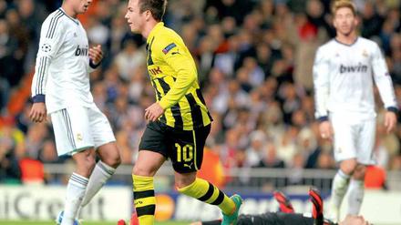Casillas am Boden, gutes Gefühl. Mario Götze machte Reals Torhüter das Leben schwer. Foto: dpa