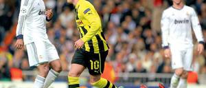 Casillas am Boden, gutes Gefühl. Mario Götze machte Reals Torhüter das Leben schwer. Foto: dpa