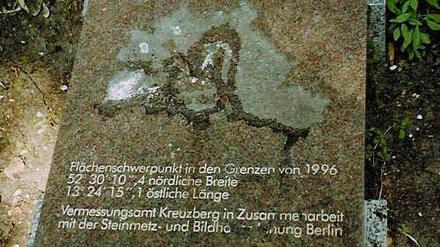 Die Gedenktafel für den Flächenschwerpunkt Berlins an der Alexandrinenstraße 12 – 14 (Kreuzberg). 