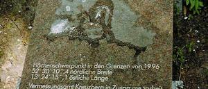 Die Gedenktafel für den Flächenschwerpunkt Berlins an der Alexandrinenstraße 12 – 14 (Kreuzberg). 