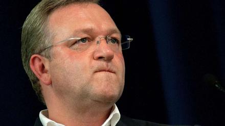 Innensenator Henkel entschuldigt sich: „Für diese Panne beim Verfassungsschutz kann ich nur um Entschuldigung bitten“.