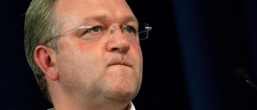 Innensenator Henkel entschuldigt sich: „Für diese Panne beim Verfassungsschutz kann ich nur um Entschuldigung bitten“.