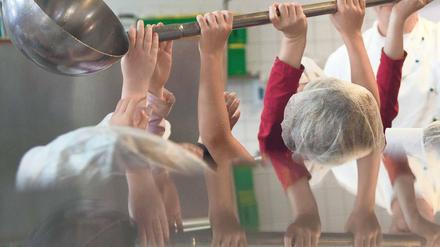 Viele Köche. Schüler besichtigen eine Großküche in Marzahn.