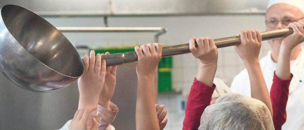 Viele Köche. Schüler besichtigen eine Großküche in Marzahn.