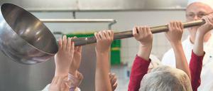 Viele Köche. Schüler besichtigen eine Großküche in Marzahn.