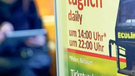 In die Welt für kleines Geld. Reisen per Bus sind weniger komfortabel als mit dem Zug, dafür aber preiswerter. Die neuen Anbieter wollen zudem mit Service punkten. Foto: dapd