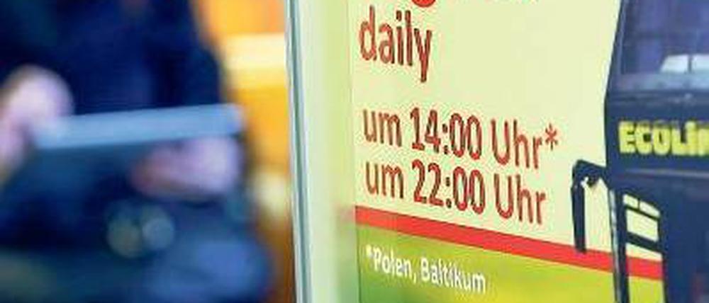 In die Welt für kleines Geld. Reisen per Bus sind weniger komfortabel als mit dem Zug, dafür aber preiswerter. Die neuen Anbieter wollen zudem mit Service punkten. Foto: dapd
