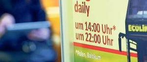 In die Welt für kleines Geld. Reisen per Bus sind weniger komfortabel als mit dem Zug, dafür aber preiswerter. Die neuen Anbieter wollen zudem mit Service punkten. Foto: dapd