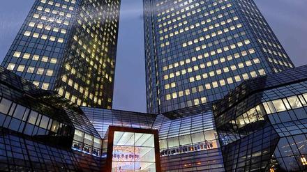 Die Deutsche Bank hat ihre frisch renovierte Konzernzentrale in Frankfurt an einen von ihrer Fondstochter DWS aufgelegten geschlossenen Immobilienfonds verkauft.