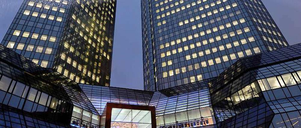 Die Deutsche Bank hat ihre frisch renovierte Konzernzentrale in Frankfurt an einen von ihrer Fondstochter DWS aufgelegten geschlossenen Immobilienfonds verkauft.