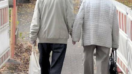 Wenn die Rente nicht reicht. Auf geringfügige Altersbezüge will der Bund künftig einen Zuschlag draufsetzen – umstritten ist nun, ob das einheitlich sein soll oder je nach Region gestaffelt. Auf dem Land ist die Lage anders als in Großstädten. Foto: Theo Heimann/dapd