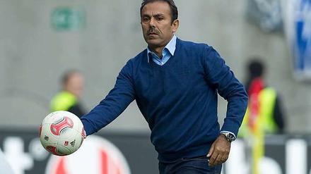 Jos Luhukay, 49, führte den FC Augsburg 2011 in die Bundesliga und hielt mit dem Klub im folgenden Jahr die Klasse. Seit Sommer 2012 ist der Holländer Trainer von Hertha BSC.