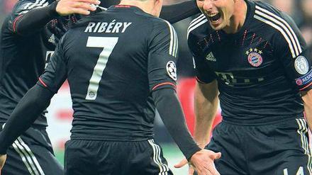 Schrei, wenn du triffst. Der FC Bayern begeisterte seine Fans beim 6:1 gegen Lille vor allem in der ersten Halbzeit. Claudio Pizarro (rechts) war mit drei Toren der erfolgreichste Torschütze. Foto: dapd