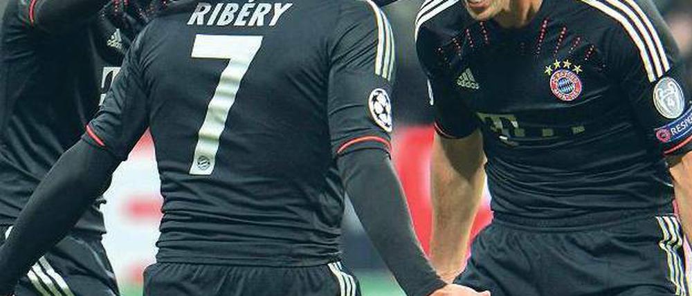 Schrei, wenn du triffst. Der FC Bayern begeisterte seine Fans beim 6:1 gegen Lille vor allem in der ersten Halbzeit. Claudio Pizarro (rechts) war mit drei Toren der erfolgreichste Torschütze. Foto: dapd