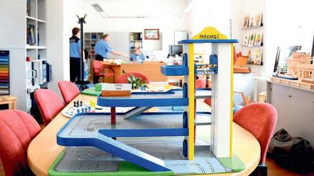 Aufwärts. Auch ein Parkhaus für Spielzeugautos gehört zum Sortiment des öffentlichen Ladens der JVA Tegel in der Seidelstraße, der bei vielen Kunden gefragt ist.