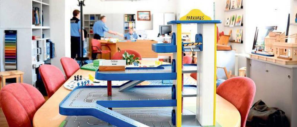 Aufwärts. Auch ein Parkhaus für Spielzeugautos gehört zum Sortiment des öffentlichen Ladens der JVA Tegel in der Seidelstraße, der bei vielen Kunden gefragt ist.