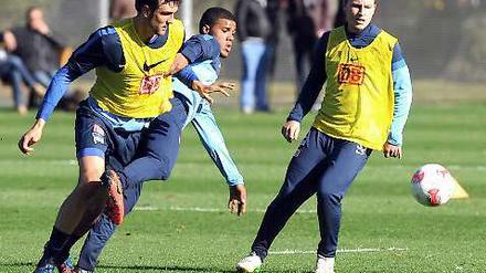 Nur dabei statt mittendrin: Fabian Holland (r.) muss, wie hier im Training mit Elias Kachunga und Kevin Pezzoni, gegen Sandhausen zuschauen.