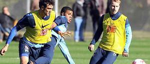 Nur dabei statt mittendrin: Fabian Holland (r.) muss, wie hier im Training mit Elias Kachunga und Kevin Pezzoni, gegen Sandhausen zuschauen.