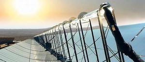 Krumme Dinger. Solarthermische Kraftwerke, hier bei Las Vegas, gibt es schon seit hundert Jahren. Sie sollen auch das Rückgrat des Wüstenstromprojektes Desertec sein. Doch der Strom daraus ist deutlich teurer als der aus Windrädern. Foto: picture-alliance / dpa