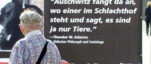 Mit solchen Schock-Plakaten warb PETA auch in Deutschland für den Tierschutz. Nun wurde ein Verbot bestätigt.