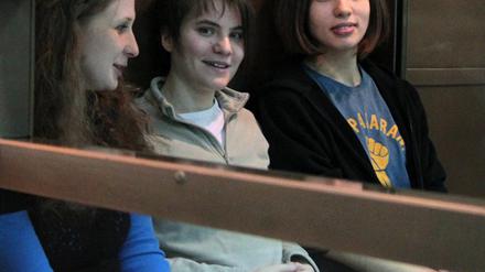 Die Mitglieder der russichen Punk Band Pussy Riot: Maria Aljochina (v.l.), Jekaterina Samuzewitsch und Nadeschda Tolokonnikowa.