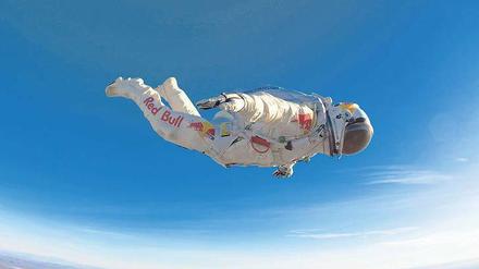Vorbereitung. Felix Baumgartner bei einem Testsprung mit seinem speziellen Raumfahrtanzug. 