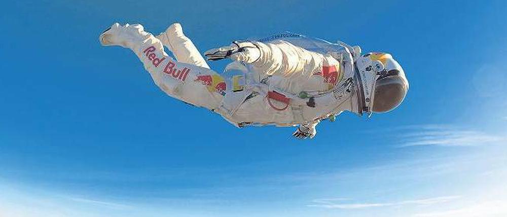 Vorbereitung. Felix Baumgartner bei einem Testsprung mit seinem speziellen Raumfahrtanzug. 