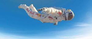 Vorbereitung. Felix Baumgartner bei einem Testsprung mit seinem speziellen Raumfahrtanzug. 