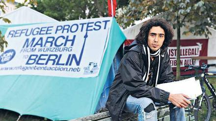 „Ich war mein Schatten.“ Houmer Hedayatzadek hat die Zustände im Asylheim nicht mehr ausgehalten. Er ist in Hungerstreik getreten, er demonstriert, er wehrt sich.