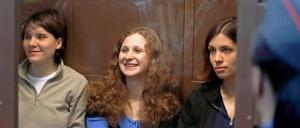 In einem Glaskäfig des Moskauer Gerichts warten die Bandmitglieder Jekaterina Samuzewitsch (links), Marija Aljochina (mitte) und Nadeschda Tolokonnikowa (rechts).