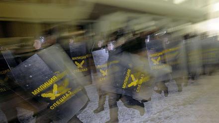 Weißrussische Polizisten bei Demonstrationen stoppten die Proteste gegen Wahlsieg von Amtsinhaber Lukaschenko.