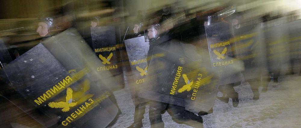 Weißrussische Polizisten bei Demonstrationen stoppten die Proteste gegen Wahlsieg von Amtsinhaber Lukaschenko.