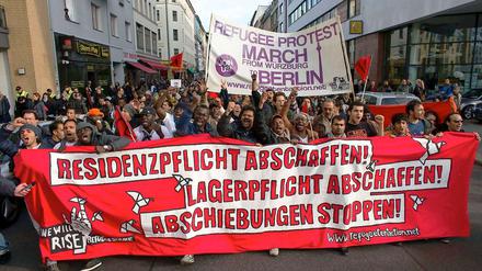 Flüchtlinge demonstrieren in Berlin gegen Abschiebungen und Residenzpflicht. 
