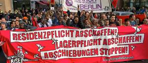 Flüchtlinge demonstrieren in Berlin gegen Abschiebungen und Residenzpflicht.