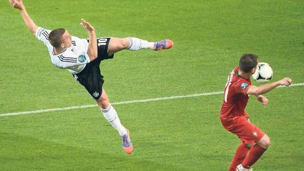 Letzter Kick. Nach dem Wechsel zum FC Arsenal muss Podolski zeigen, dass er auch in einem Spitzenklub mithalten kann. Foto: AFP
