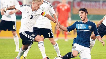Ein Teeniestar wird erwachsen. Die Zeit der Bruchweg-Boys ist vorbei, Lewis Holtby ist professioneller geworden. Foto: dapd