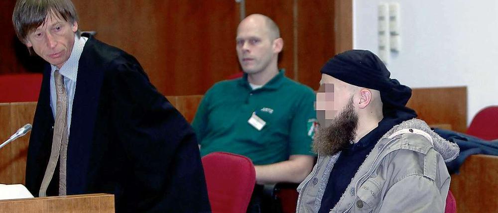 Der Deutsch-Türke hatte mit einer 22 Zentimeter langen Klinge auf zwei Polizisten eingestochen und sie lebensgefährlich verletzt. Nun steht er vor dem Bonner Landgericht.