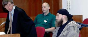 Der Deutsch-Türke hatte mit einer 22 Zentimeter langen Klinge auf zwei Polizisten eingestochen und sie lebensgefährlich verletzt. Nun steht er vor dem Bonner Landgericht. 
