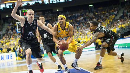 Allein gegen alle. Albas DaShaun Wood (Mi.) kämpft mit Artlands Petar Popovic (l.) und Bryce Taylor (r.) um den Ball.