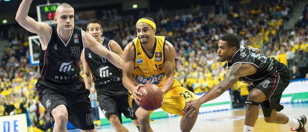 Allein gegen alle. Albas DaShaun Wood (Mi.) kämpft mit Artlands Petar Popovic (l.) und Bryce Taylor (r.) um den Ball.