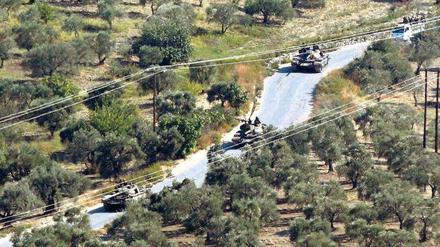 Aufmarsch. Eine Panzerkolonne der syrischen Regierungstruppen am Wochenende in der Nähe der Grenze zur Türkei. 