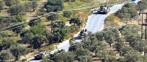 Aufmarsch. Eine Panzerkolonne der syrischen Regierungstruppen am Wochenende in der Nähe der Grenze zur Türkei. 