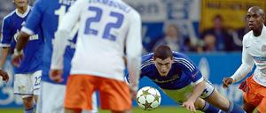 Mit höchstem Einsatz. Schalkes Verteidiger Kyriakos Papadopoulos (blau) und Montpelliers Angreifer Souleymane Camara kämpfen um den Ball.